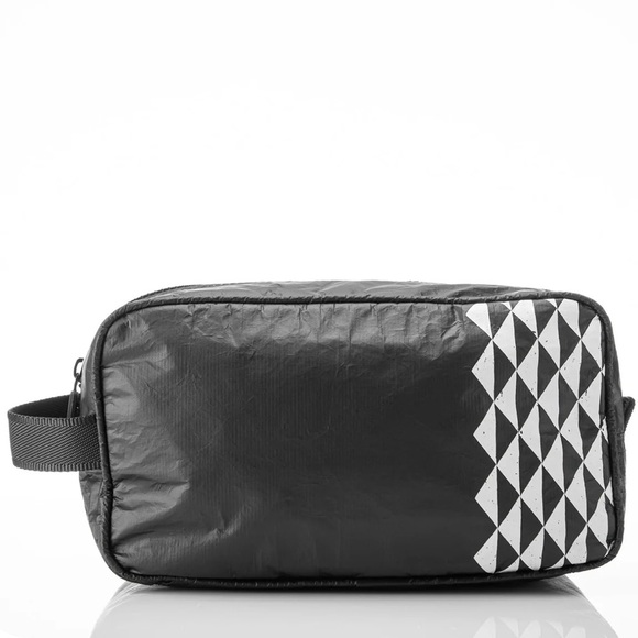 ALOHA Collection Other - Aloha Kona Dopp Toiletry Bag